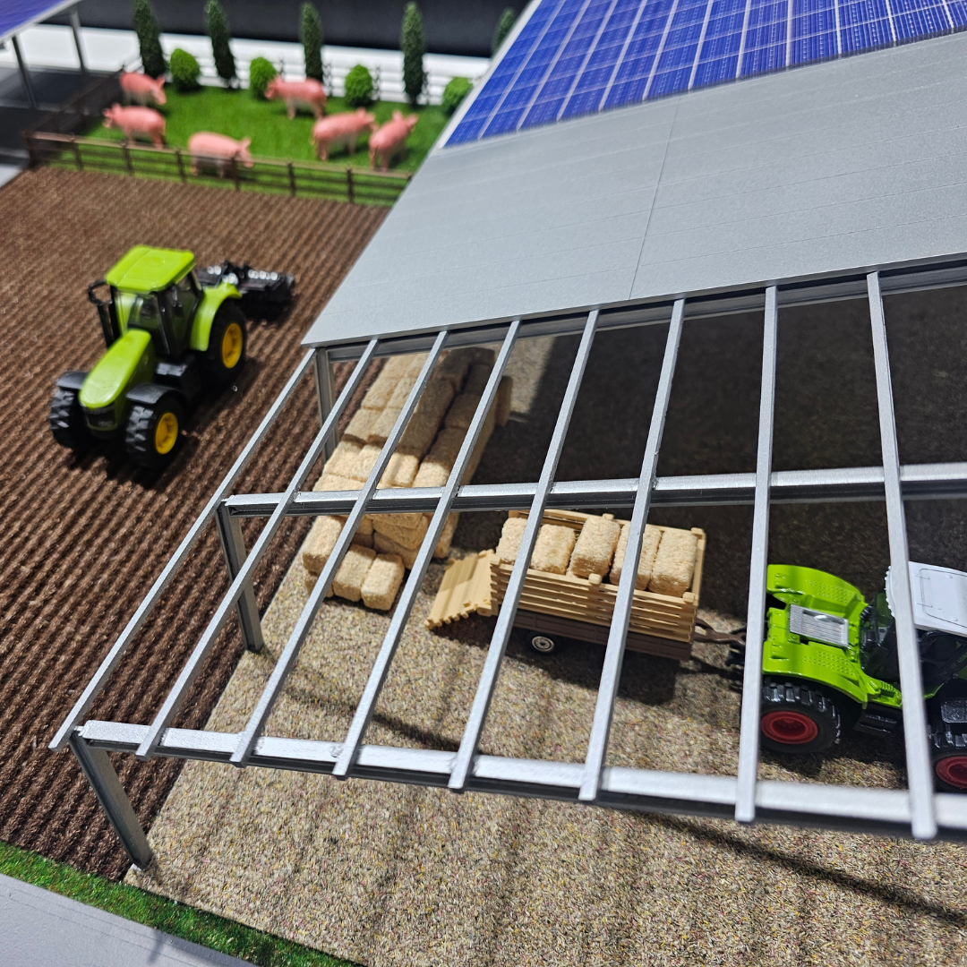 Une maquette détaillée au 1:50 du projet de bâtiment ENR Courtage, mettant en évidence la production d'énergie solaire photovoltaïque.