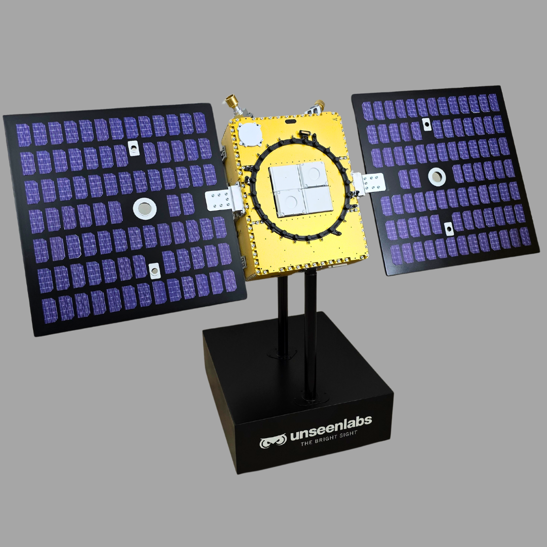 La maquette à échelle 1:1 du satellite d'Unseenlabs, réalisée avec précision par ARI Maquette.