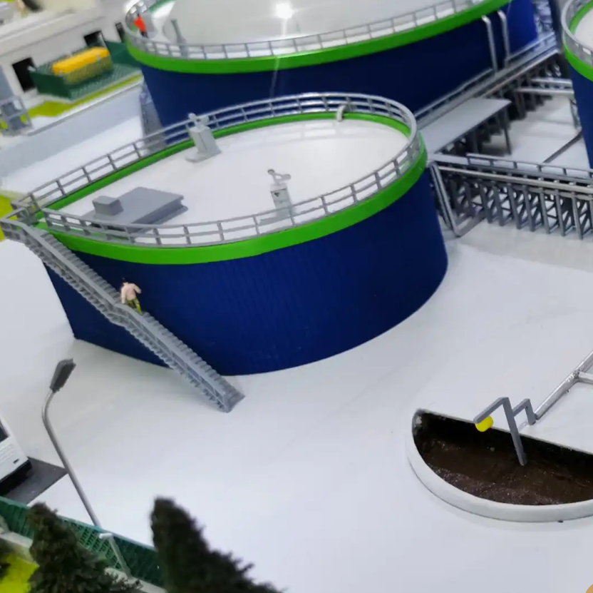 Une maquette d’installation de biogaz, conçue par ARI Modellbau, illustre les dernières avancées en termes de design et de fonctionnalités opérationnelles d’une usine de production de biogaz. Ce modèle détaillé met en valeur les éléments clés tels qu