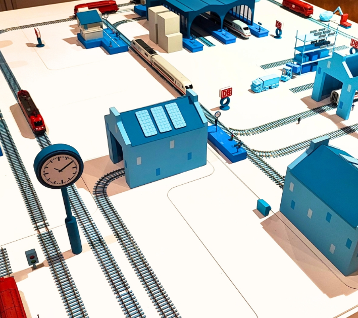 La maquette de gestion des déchets organiques et de compostage, soigneusement conçue et développée par ARI Model, offre une représentation détaillée et réaliste de la collecte des déchets organiques, de l’infrastructure de compostage et des processus