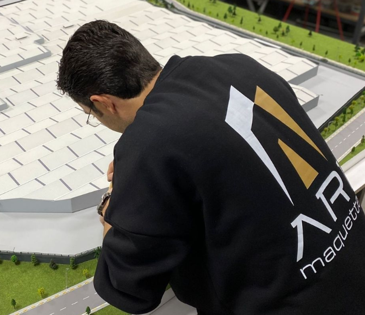 La maquette du Centre de Recyclage des Déchets Électroniques, conçue par ARI Model, est un modèle architectural de pointe, illustrant le cycle complet de recyclage des déchets électroniques, depuis la collecte et le tri jusqu’au démontage et à la réc