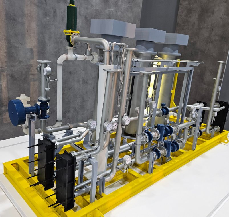 Un modèle détaillé de poste de distribution électrique, conçu par ARI Maquette, illustrant un réseau électrique miniature avec transformateurs, disjoncteurs, panneaux de contrôle et lignes haute tension. Ce modèle à l’échelle permet aux ingénieurs et