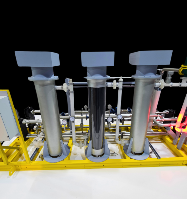 Un modèle détaillé de production et de stockage de l’hydrogène, conçu par ARI Maquette, représentant une usine de production d’hydrogène renouvelable, des électrolyseurs, des réservoirs de stockage et des pipelines. Ce modèle industriel sert d’outil 