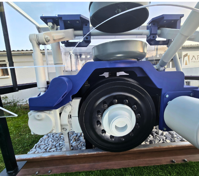 Maquette d’exposition réalisée par ARI Maquette pour un exposant du salon Pollutec, représentant une centrale d’énergie renouvelable avec zonage fonctionnel, éclairage LED intégré et surfaces texturées. Conçue pour être transportée et présentée lors 