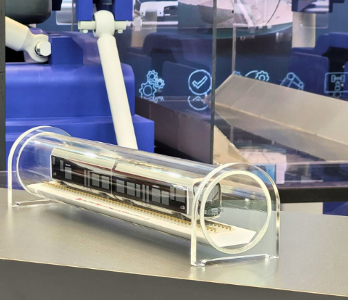 Une maquette physique interactive, éclairée et ultra-détaillée conçue par ARI Maquette pour le salon Pollutec. Elle représente un parc industriel durable avec des pales mobiles, des chemins lumineux LED et une topographie réaliste. Modulable, légère,