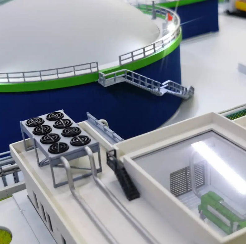 Une maquette interactive extrêmement détaillée conçue par ARI Maquette pour un exposant du salon EnergyDecentral. Elle représente une centrale d’énergie renouvelable avec un circuit lumineux LED simulant la distribution d’énergie, des éléments en mou