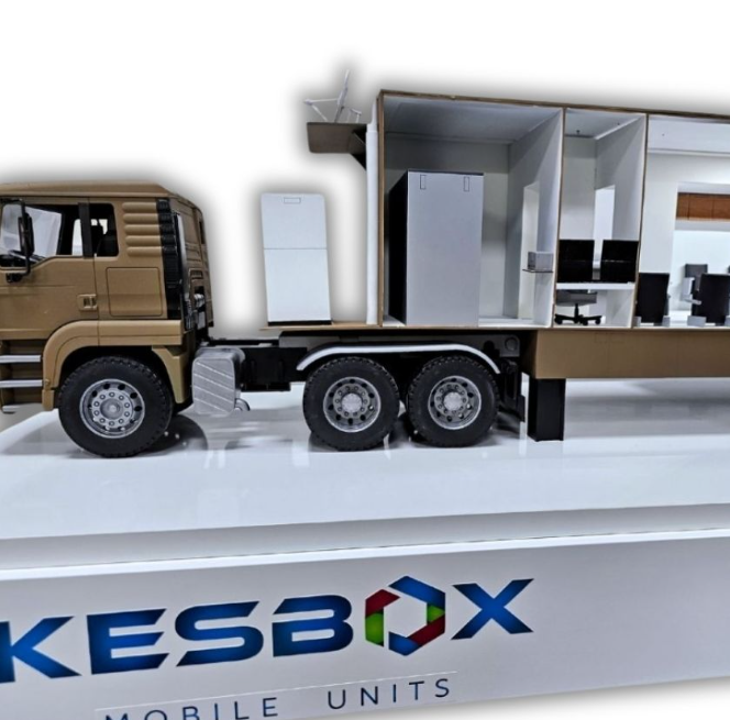 Une superbe maquette physique animée et éclairée, réalisée par ARI Maquette pour les entreprises exposant à InnoTrans. Cette maquette combine des éléments d'ingénierie de précision, des effets lumineux synchronisés et des animations dynamiques p