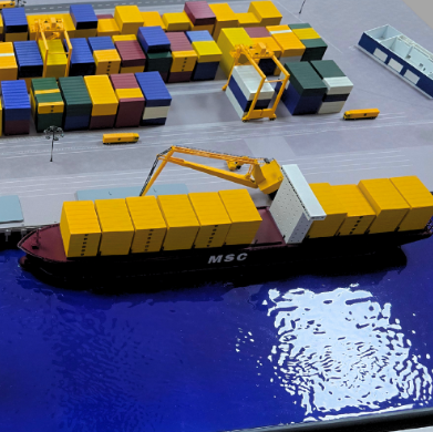Une maquette physique spécialement conçue, illuminée et animée par ARI Maquette pour les exposants de la Hannover Messe (Mobility Tech). Grâce à une ingénierie de précision, des effets lumineux synchronisés et des animations dynamiques, cette maquett