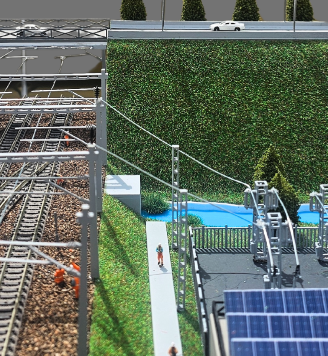 Une maquette physique animée et éclairée de haute précision, créée par ARI Maquette pour les exposants d'Intersolar Europe. Grâce à une précision d'ingénierie de niveau aérospatial, des effets lumineux synchronisés et une animation dynamiqu