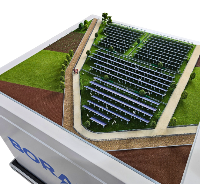 Une maquette physique éclairée et animée, hautement détaillée, réalisée par ARI Maquette pour les exposants d'Intersolar Europe. Avec une précision d'ingénierie de niveau aérospatial, des effets lumineux synchronisés et une animation dynami