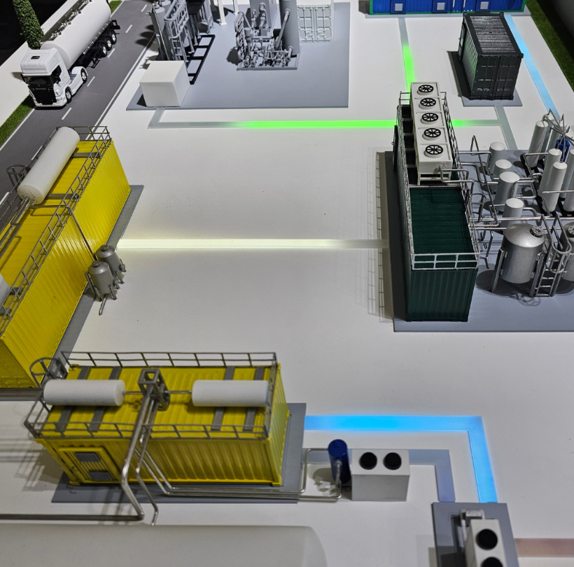 Une maquette physique extrêmement détaillée, illuminée et animée, réalisée par ARI Maquette pour les exposants à Energy Storage Europe. Intégrant une ingénierie de précision, des effets lumineux dynamiques et des animations mécaniques interactives, c