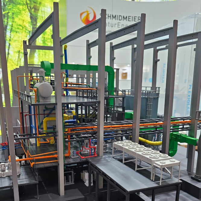 Une maquette physique sur mesure, illuminée et animée, créée par ARI Maquette pour les exposants à Hydrogen + Fuel Cells Europe. Grâce à une précision d'ingénierie de niveau aérospatial, à des effets lumineux synchronisés et à des animations méc