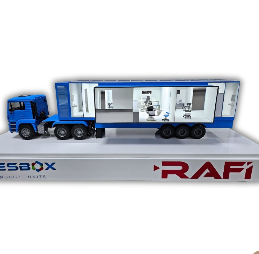 Une maquette physique de haute qualité réalisée par ARI Maquette pour un exposant de l’InnoTrans Startup Area, présentant des infrastructures de transport détaillées, des composants ferroviaires et des zones éclairées. Cette maquette permet aux start