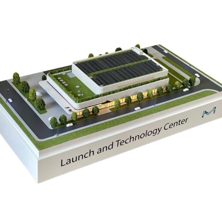 Une maquette architecturale colorée et finement réalisée, animée et éclairée, conçue par ARI Maquette pour un stand d’exposition INTERMAT. Le modèle intègre des structures urbaines complexes, des systèmes de construction et des solutions énergétiques