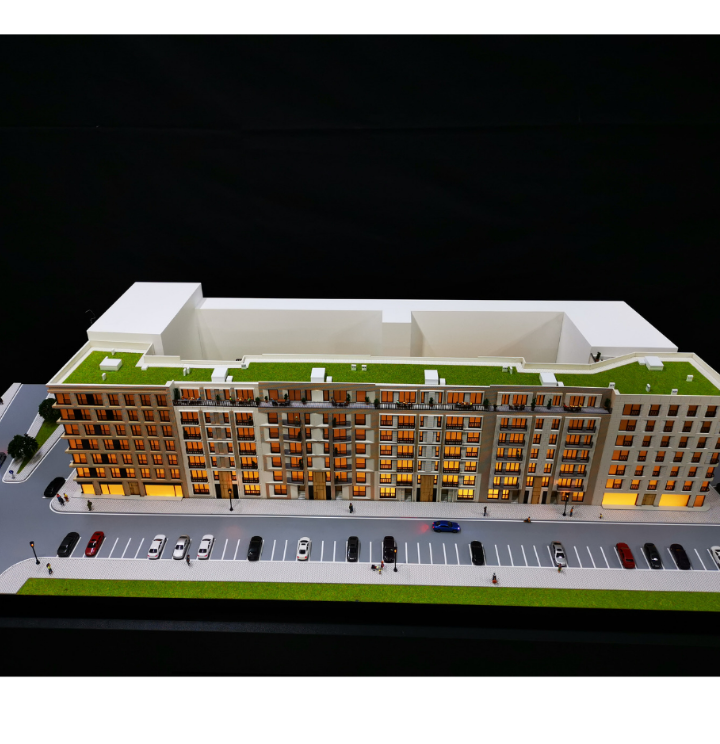 Une maquette architecturale personnalisée réalisée par ARI Maquette pour Expo Real. Le modèle illustre des agencements immobiliers complexes, des systèmes d'infrastructure et des éléments de construction durable, avec textures réalistes et éclai