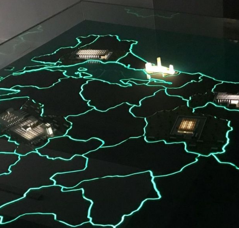 Maquettes illuminées et animées sur mesure par ARI Maquette pour la Future Mobility Show, comprenant des hubs de mobilité intelligents, des systèmes d’énergies renouvelables, de la planification urbaine durable, des infrastructures futuristes et des 