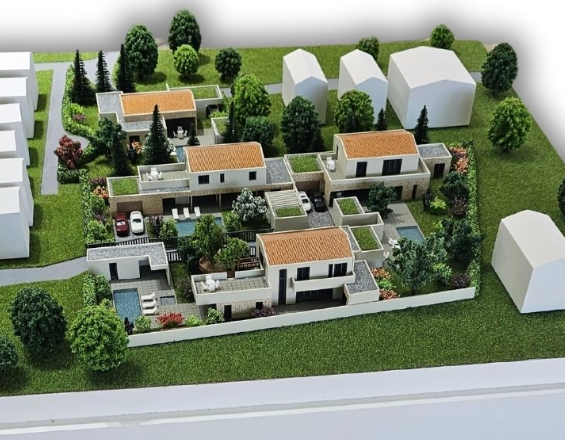 Maquettes personnalisées animées et éclairées de ARI Maquette pour le Real Estate Forum, incluant des projets résidentiels, complexes mixtes, pôles commerciaux, projets de villes intelligentes et plans urbains durables. Conçues avec des LED, des fonc