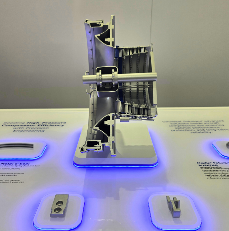 Maquettes éclairées et animées conçues par ARI Maquette pour Milipol, représentant des systèmes de défense, des infrastructures de surveillance, des solutions de cybersécurité et des centres d’intervention. Avec des effets lumineux intégrés, des anim
