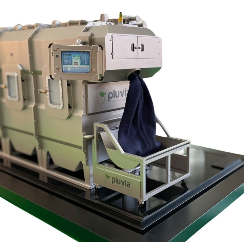Maquettes animées et éclairées d’ARI Maquette pour le Defence Innovation Forum, représentant des bases militaires, systèmes de surveillance, centres de commandement, technologies aérospatiales, infrastructures de cybersécurité et concepts d’armement 