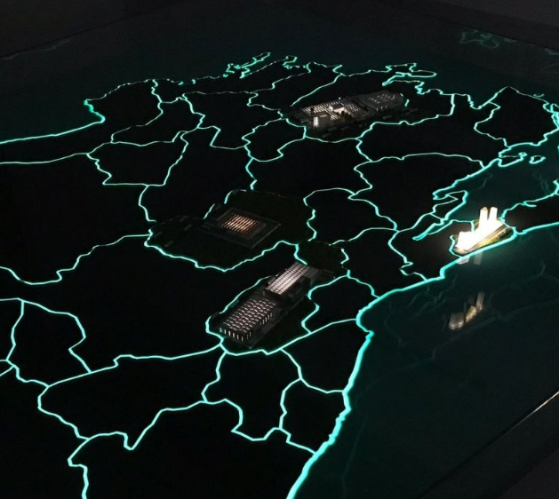 Maquettes animées et éclairées d’ARI Maquette pour la Border Security Expo, incluant postes de contrôle aux frontières, tours de surveillance, centres opérationnels, bases logistiques et systèmes de défense modernes. Grâce à des jeux de lumière, des 