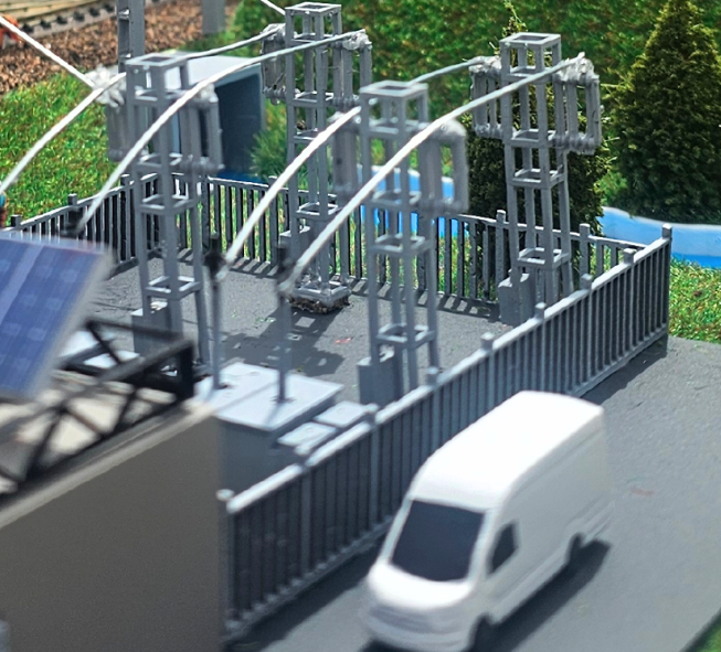 Maquettes physiques animées et éclairées par ARI Maquette pour InfraDefence, mettant en avant les systèmes de protection des infrastructures, centres de commandement, réseaux de défense et solutions de sécurité urbaine. Enrichies par des effets lumin