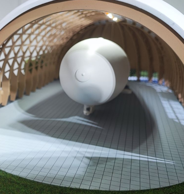 Maquettes animées et éclairées par ARI Maquette pour DroneX Europe, présentant des flottes de drones, des systèmes aériens sans pilote, des hubs logistiques, des centres de contrôle et des infrastructures aéronautiques. Dotées d’un éclairage LED, de 