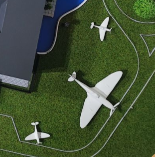 Maquettes personnalisées, animées et éclairées par ARI Maquette pour DroneX Europe, représentant des flottes de drones, des systèmes UAV, des centres de contrôle et des infrastructures aéronautiques. Dotées d’un éclairage LED, de parties mobiles et d