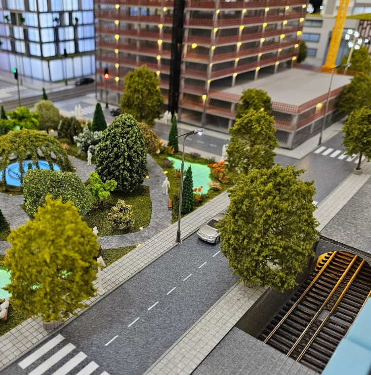 Maquettes physiques sur mesure d’ARI Maquette pour la Design District, mettant en avant des concepts architecturaux innovants, des projets d’urbanisme durable, des concepts de vente au détail avant-gardistes, des présentations de produits futuristes 