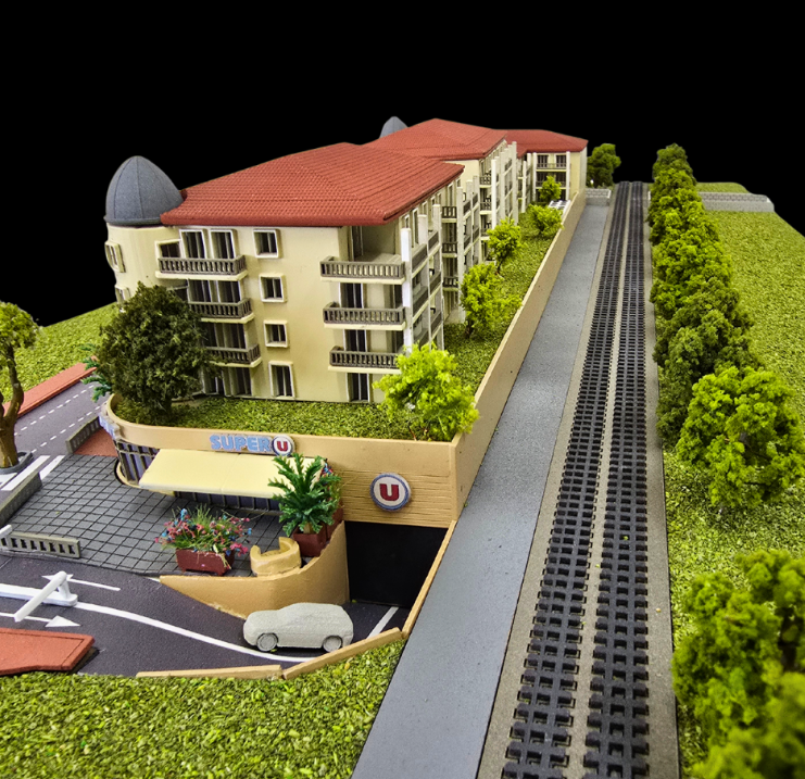 Maquettes architecturales éclairées et animées conçues par ARI Maquette pour le Mondial du Tourisme, intégrant un éclairage LED précis, des mouvements dynamiques et un savoir-faire artisanal pour mettre en valeur les projets touristiques et hôteliers