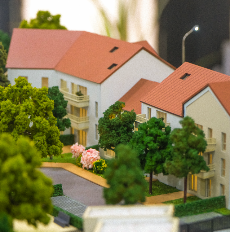Maquettes architecturales éclairées et animées réalisées par ARI Maquette pour la Tourismusmesse Wien, représentant des hôtels, des stations touristiques et des infrastructures de voyage avec un éclairage LED et des effets dynamiques.
