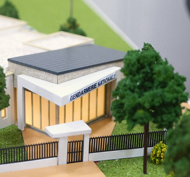 Maquette architecturale personnalisée réalisée par ARI Maquette pour la Tourismusmesse Wien, présentant hôtels, complexes touristiques et projets urbains avec éclairage LED et éléments animés de haute précision.