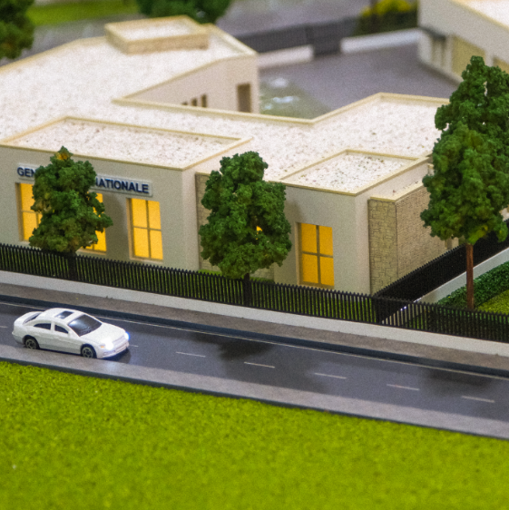 Maquette architecturale éclairée et animée personnalisée réalisée par ARI Maquette pour la Vakantiebeurs, mettant en valeur des destinations touristiques, des complexes hôteliers et des projets culturels grâce à une illumination LED précise, des élém