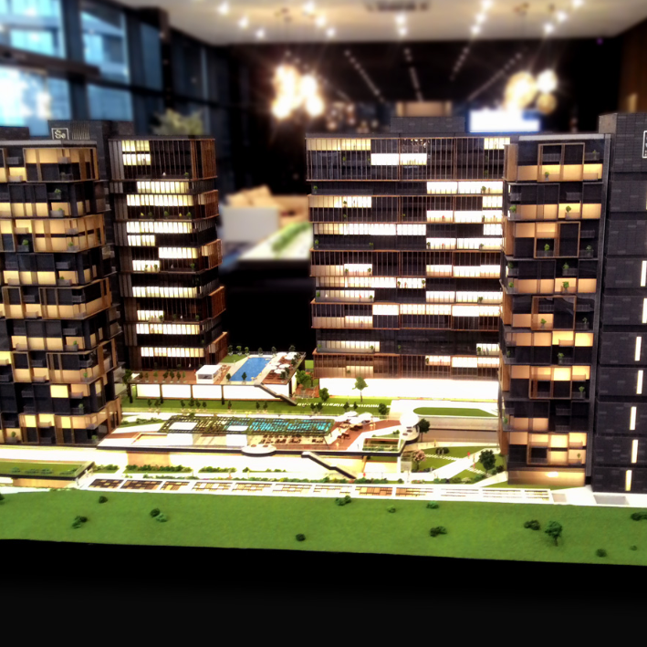 Maquette architecturale personnalisée, éclairée et animée, conçue par ARI Maquette pour la TravelTech Europe, mettant en valeur la synergie entre technologie et design à travers des systèmes LED innovants, des mécanismes de mouvement précis et une fi