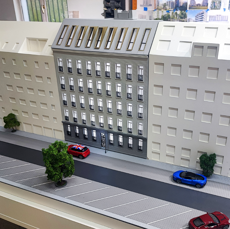 Une maquette physique sophistiquée réalisée par ARI Maquette pour le E-tourism Congress, représentant des infrastructures touristiques modernes, des projets hôteliers intelligents et des aménagements urbains durables. Dotée d’un éclairage LED, d’élém