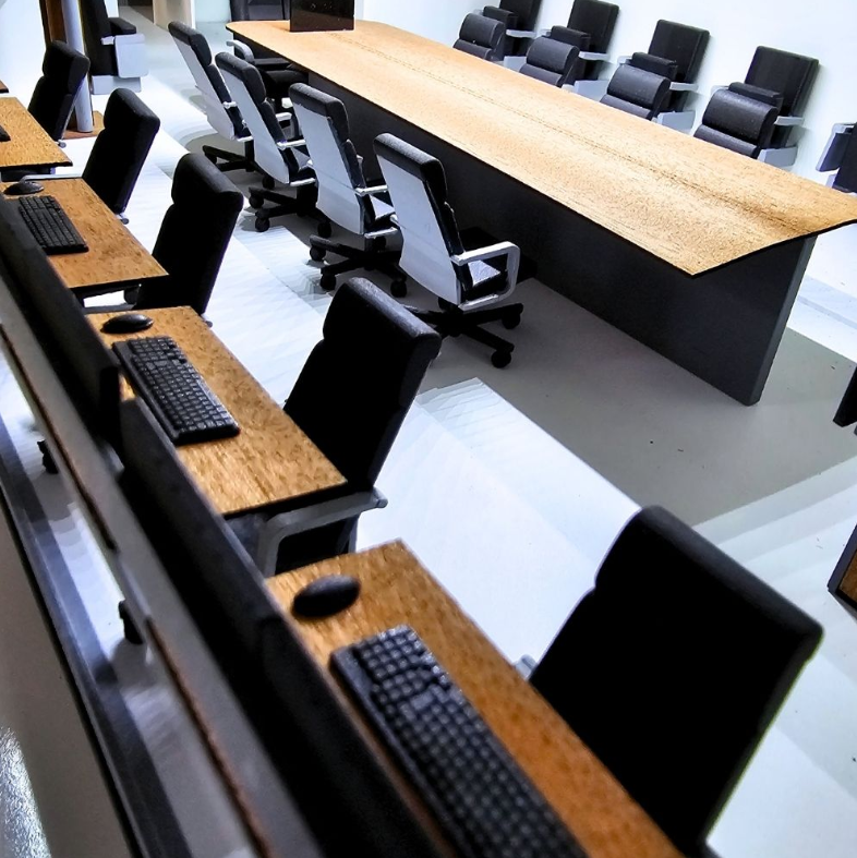 Une maquette architecturale minutieusement conçue par ARI Maquette, réalisée pour le Swissdidac, intégrant un éclairage interactif, des matériaux écologiques et un savoir-faire artisanal de haute précision. Chaque création illustre les espaces d’appr