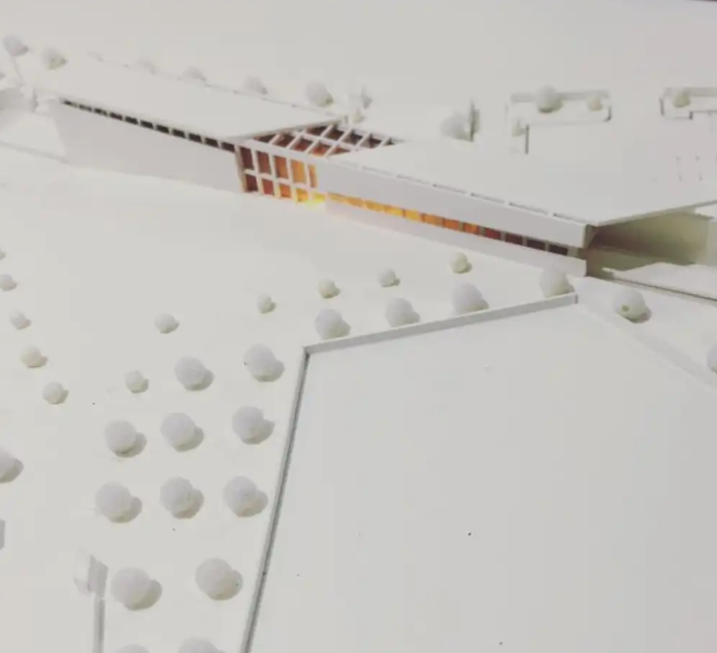 Une maquette architecturale éclairée et animée sur mesure, créée par ARI Maquette pour EdTech Europe. Ce modèle combine illumination, animation et savoir-faire artisanal pour donner vie aux environnements d’apprentissage. Chaque création illustre les