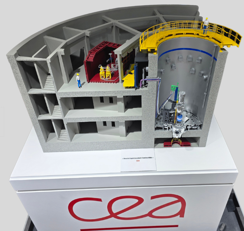 Maquette architecturale sur mesure conçue par ARI Maquette pour le salon CeMAT, représentant avec précision la logistique, l’automatisation et les systèmes industriels intelligents. Chaque maquette combine lumière, mouvement et plus de vingt ans de s