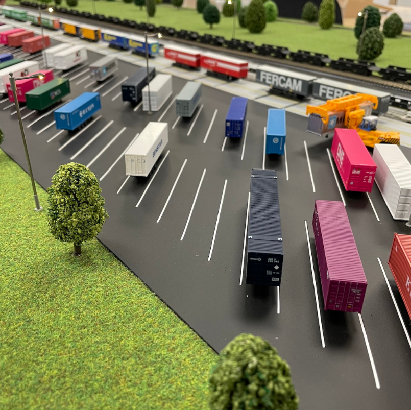 Une maquette architecturale éclairée et animée sur mesure, réalisée par ARI Maquette pour Top Transport Europe, combinant technologie d’éclairage avancée, mécanismes de mouvement et savoir-faire architectural. Avec plus de 20 ans d’expérience, ARI Ma