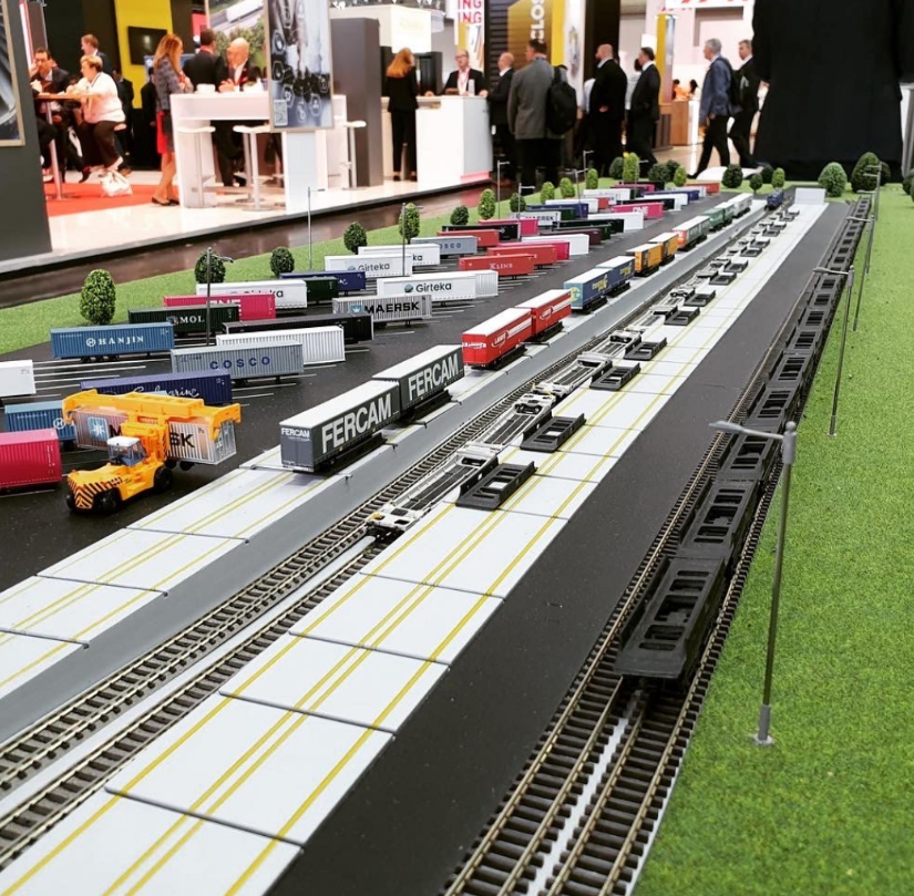 Une maquette architecturale éclairée et animée sur mesure conçue par ARI Maquette pour le salon ICT & Logistiek à Utrecht. Grâce à la combinaison de la lumière, du mouvement et de la précision architecturale, ARI Maquette transforme les concepts 