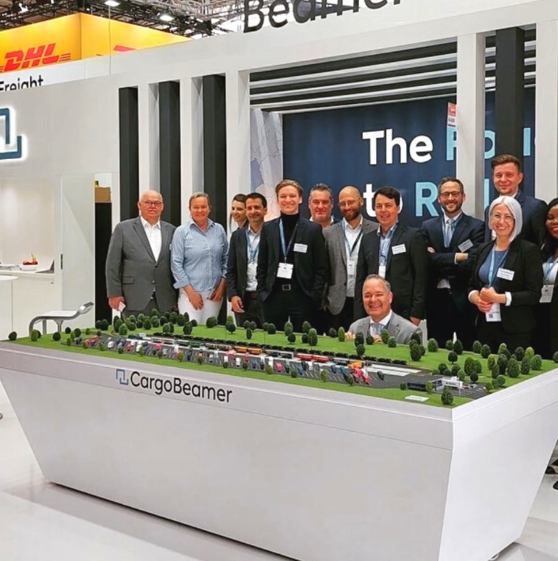 Une maquette d’exposition sur mesure conçue par ARI Maquette pour ICT & Logistiek, combinant architecture, éclairage et mouvement pour mettre en valeur les innovations dans les domaines de la logistique, des technologies de l’information et de la