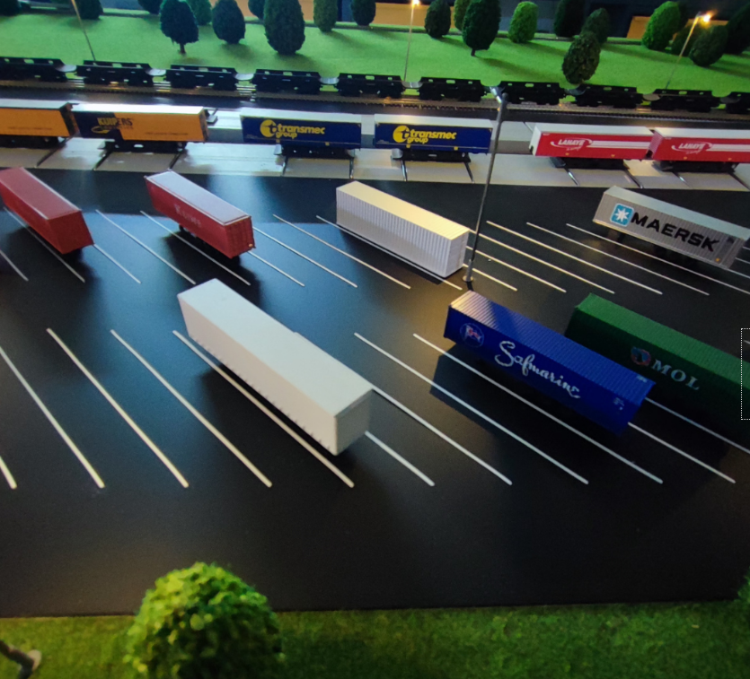 Une maquette d’exposition sur mesure, conçue par ARI Maquette pour le Vakbeurs Transport & Logistics, alliant lumière, mouvement et précision architecturale. Avec plus de deux décennies d’expertise, ARI Maquette traduit des concepts complexes de 