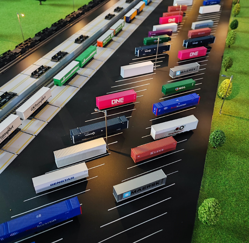 Une maquette illuminée et animée sur mesure, réalisée par ARI Maquette pour Logistics & Distribution. Conçue avec des technologies d’éclairage de pointe et une précision architecturale, chaque maquette donne vie aux réseaux logistiques et de tran