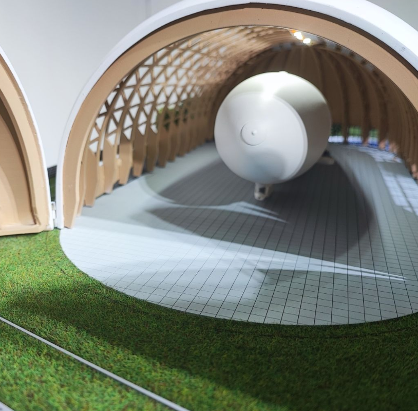 Une maquette d’exposition architecturale sur mesure créée par ARI Maquette pour Logistics & Distribution Switzerland. En combinant lumière, mouvement et précision architecturale, ces maquettes transforment des systèmes logistiques et des concepts