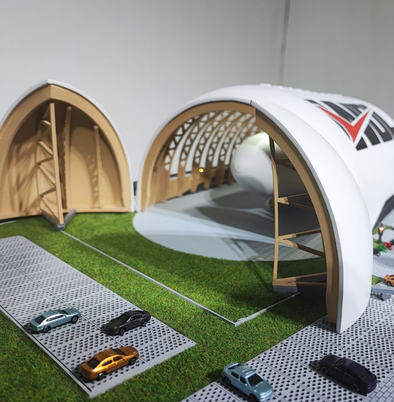 Une maquette d’exposition illuminée et animée unique, créée par ARI Maquette pour Logistics & Distribution Switzerland. Conçue pour mettre en valeur l’automatisation, les systèmes de transport et l’innovation dans la chaîne logistique, cette maqu