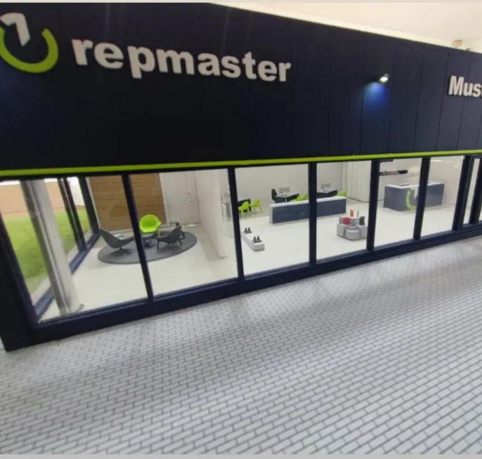 Une maquette logistique entièrement illuminée et animée, conçue par ARI Maquette, intégrant une séquence LED avancée, une mécanique de mouvement précise, des détails architecturaux multi-niveaux, des zones guidées d’interprétation et une visualisatio