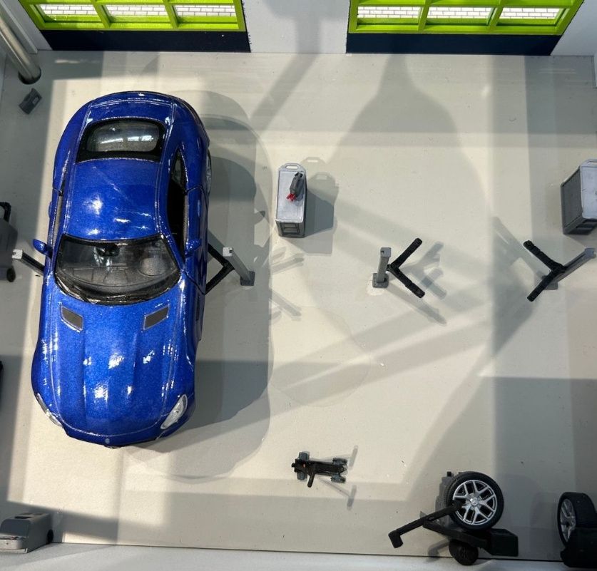 Une maquette logistique d’exposition personnalisée, entièrement conçue par ARI Maquette, présentant des détails architecturaux précis, une mécanique de mouvement, des zones d’interprétation d’entrepôt, des trajectoires illuminées et une visualisation