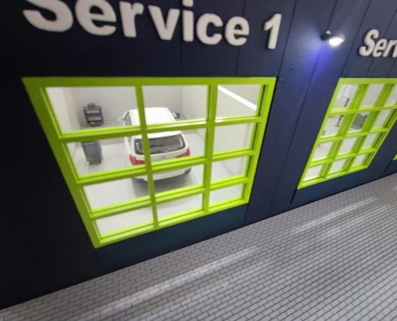 Une maquette logistique durable entièrement personnalisée, développée par ARI Maquette, intégrant des détails architecturaux précis, la visualisation des flux d’énergie, des schémas de routage écologiques, des visualisations de flux de matériaux, des