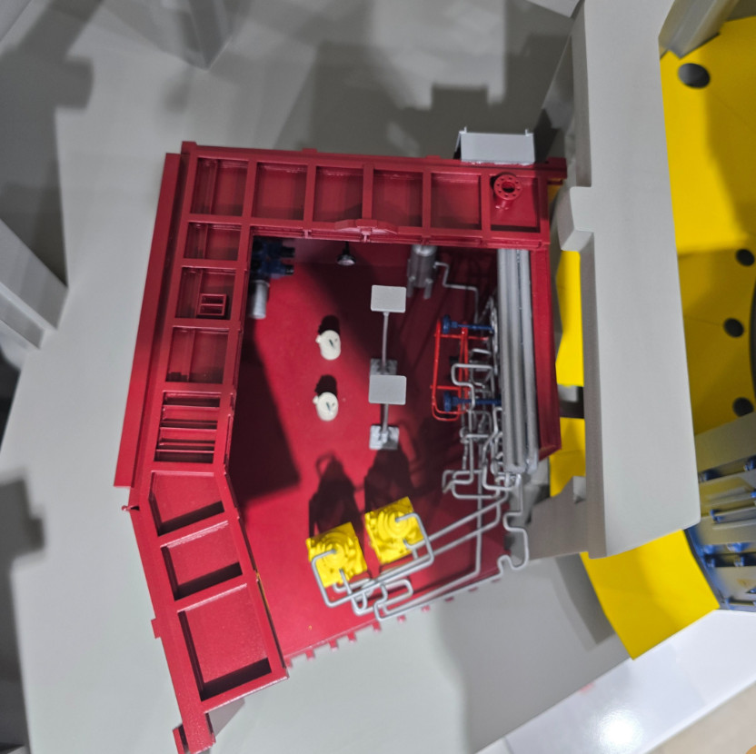 Maquette éclairée et animée réalisée par ARI Maquette, illustrant les flux automatisés, la logistique IoT, l’architecture d’entreposage et les systèmes de transport intelligent du Smart Logistics Expo.