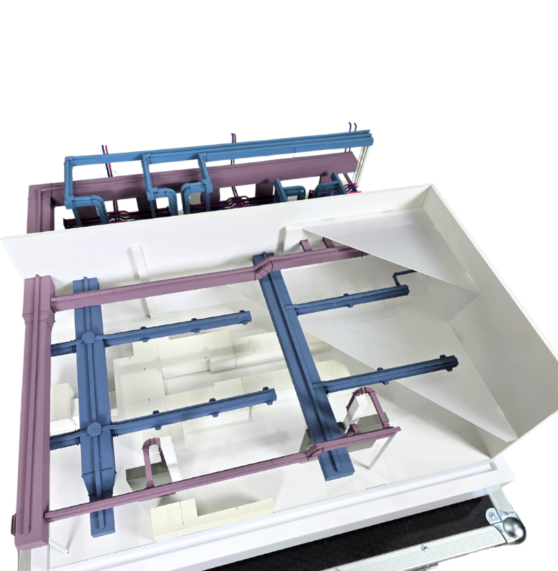 Maquette physique conçue par ARI Maquette, illustrant les systèmes de levage, la logistique de chantier, la circulation des machines lourdes, les processus de sécurité et la coordination industrielle intelligente.