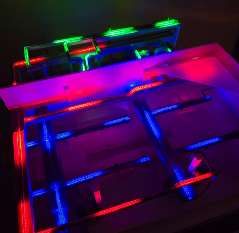 Maquette industrielle sur mesure réalisée par ARI Model, représentant les systèmes de levage, la logistique de grues, la synchronisation des machines lourdes, les flux de chantier et les opérations de sécurité.